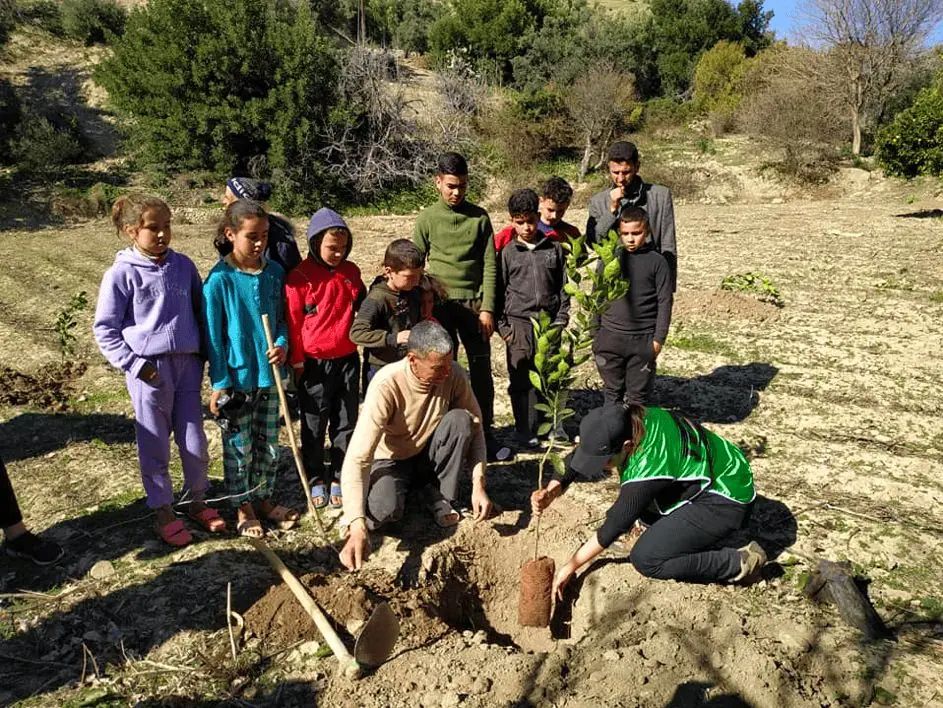 Miembros de un club medioambiental creado por la asociación en un colegio público de Ouarzazate.